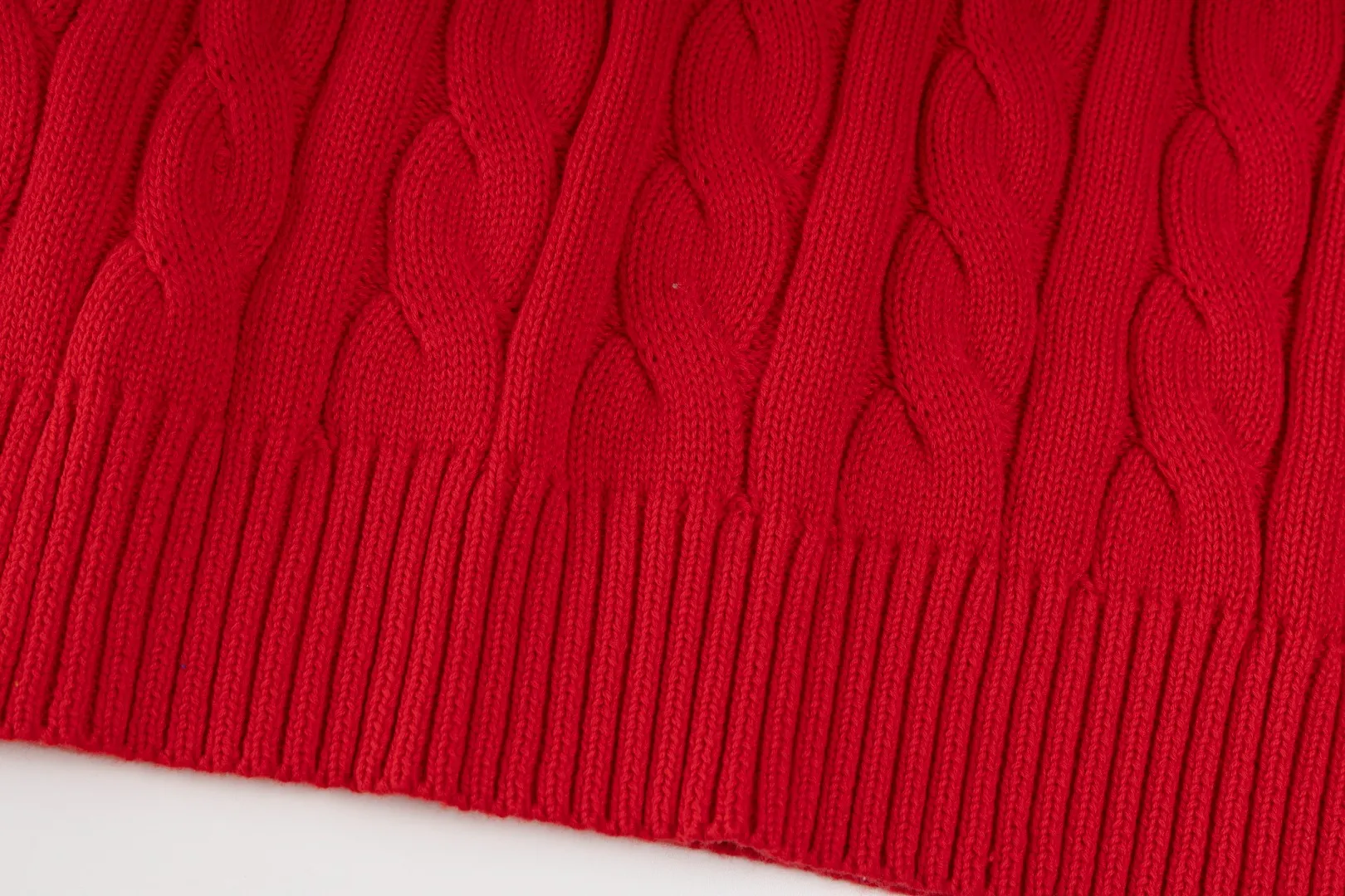 P220 #R91 RALPH LAUREN Ralph Lauren fourteen colors classic small label embroidery round neck pullover cable cardigan sweater men's top, high-density LOGO embroidery on the chest, original customization of tag accessories. Made of pure cotton yarn, pure cotton is skin-friendly and comfortable, small label war horse embroidered twist button round neck sweater 🐎 high quality, follow the blogger to learn how to wear it! Let’s buy a Ralph Lauren cable sweater. It’s a super hard-to-find series after it became popular. It’s hard to find one on the official website. It’s simple and practical to wear, with a lazy and loose feel. The thickened fabric has more texture, feels soft and delicate, and has a loose fit. Whether worn alone or layered, you can wear different styles of fashion with just one piece!   Size：XS S M L Sleeve length: 59/60/61/62/63